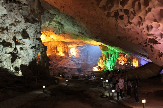 島の中にあるティエンクン洞を見学<br />とても広い