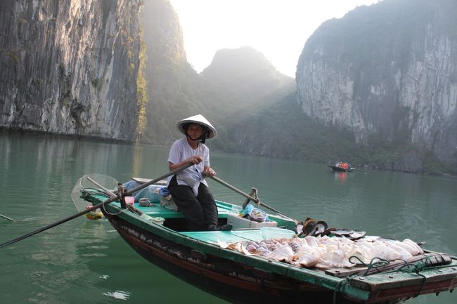 岩に囲まれ声が響き渡る静かな場所<br />お猿さんには会えませんでしたが、商売人には会えました