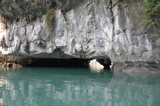 翌朝は野生の猿がいるという島へ<br />ここでもボートに乗り換えてあの狭いところをくぐります