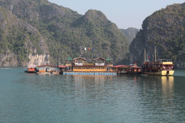 真珠の養殖場と売店<br />修学旅行で行ったミキモト真珠島を思い出します（海女さんはいないけど）<br /><br />この後、更に奥地へ行く人とここでお別れです<br />定番は日帰りか一泊二日だけど、もっと長いツアーがあると知っていたら行きたかったな