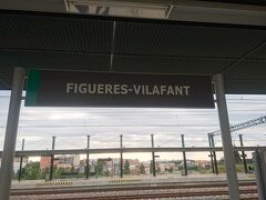 フィゲラス・ヴィラファント駅に到着！
バルセロナからわずか55分なのであっという間です。