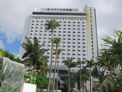 1泊目は「日航那覇グランドキャッスル」
ダーリンと結婚して初めての沖縄旅行で泊まったね〜。
懐かしいねと言ってみたけど、旦那は覚えていなかった。
やっぱり・・・・・

８時５０分発のＪＴＡなので、ホテルに直行でお昼ご飯は付いてた「おきなわしまりずむクーポン」でホテルのビュッフェでいただきま〜す。
大人分のみクーポンで、子供は、ＯＮＥ　ＨＡＲＭＯＮＹの１割引きで利用しました。
チェックインも早々にしてもらえて助かる〜。