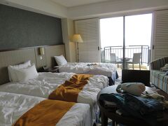 いきなりですが、ホテルの部屋です。今回は添い寝プランは無く、４名１室だったのですが、チェックイン時点でベッドを３つにしてもらえるか聞いたところ、調整・確認してくれて、可能に。
そして１泊プラス3,000円で、プレミアオーシャンツインにグレードアップの提案があり、海に近いお部屋ですよということもあり、グレードアップしてもらうことにしました。