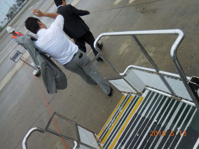 天候が悪く、なかなか着陸できなくて、3回目の挑戦で無事着きました。<br />ちょっと乗るときトラブリまして、乗る時の撮影ができませんでしたので、<br />降りるときです。<br />あれ・・・歩くの？？？<br />