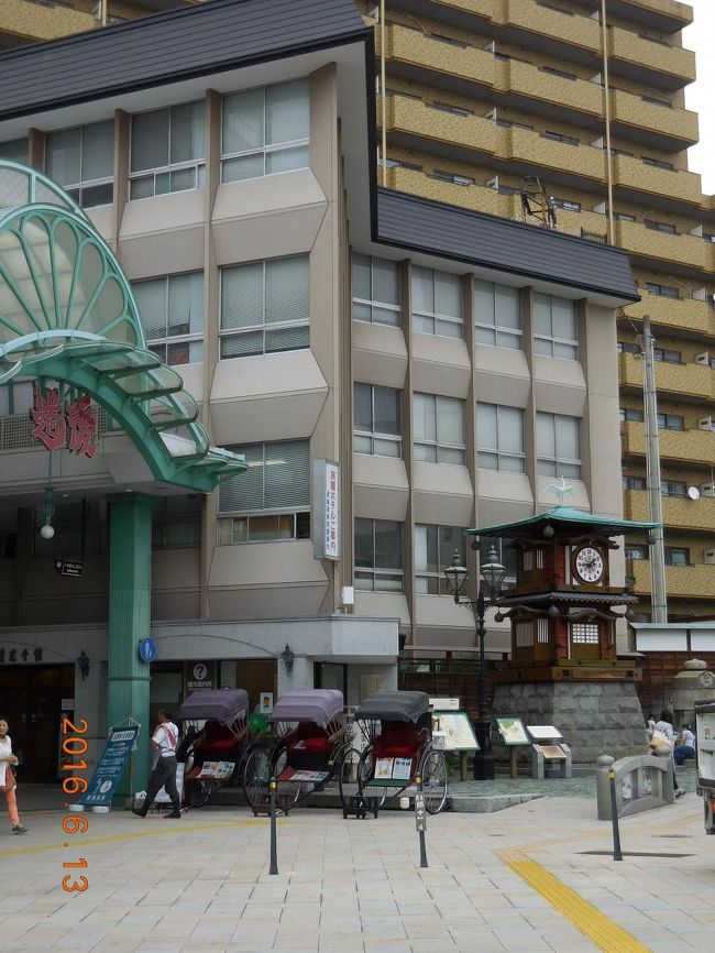 駅の前は商店街。横に坊ちゃんのカラクリ時計と足湯があります。