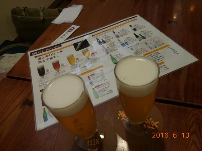 3時のチェックインまで時間あるし、お腹すいたので本館に向かって左のお店で、<br />少し遅いランチします。