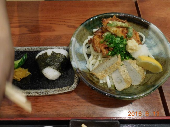 ぶっかけうどん。おにぎりつき。<br />