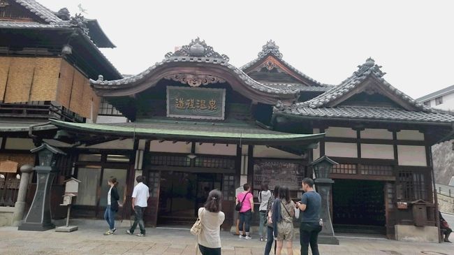 商店街を抜けると道後温泉本館があります。