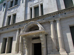 ド～ンとそびえ立つ
『博物館』のイメージどおりの立派な建物。