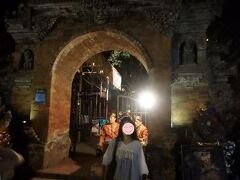 いよいよ今夜のメインイベント！

ウブド王宮（プリ・サレン）での、レゴンダンスです。

ちょうど私がいま立っているところの後ろ、通りに面した入口のところでチケットを売っているので、ここで買います。８万ルピアでした。

日本語のリーフレットをくれるので、始まる前の待ち時間に読んでおくと分かりやすいです。