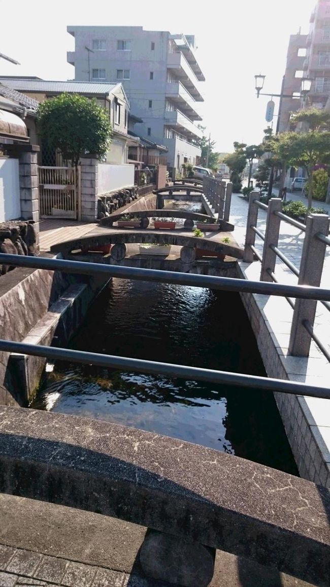 １件１件、おうちの前には橋がかかっています。