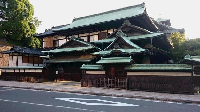 皇室専用の浴室があり、裏側に専用の入り口があります。