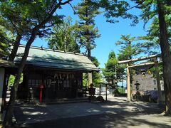 石段の上に立つ伊香保神社は、825年（天長２年）に創建された由緒ある神社です。