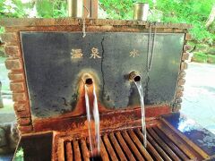 河鹿橋の脇には飲泉所が設置されていて、伊香保の源泉を自由に試飲することができます。