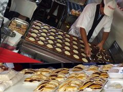 .....【ブラジルの日系社会】っていう言葉は、日本にいる方々もどこかで聞いた事がある話だと思います。


写真：手作りの今川焼（大判焼）なんかもあります....日系人の方がガシガシと焼き上げて行きます。