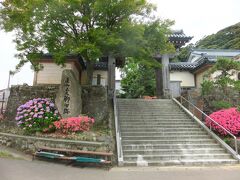 　そこから4km以上北上して、石川県境の集落『吉崎』に到着。室町時代の浄土真宗本願寺八代目の蓮如上人が吉崎御坊を建立した土地。もっとも吉崎御坊自体は現存しないが、付近には東西本願寺の別院や資料館などがあります。蓮如上人自身が意図したわけではなく、この吉崎御坊の影響で、加賀国は守護大名を滅ぼして一向一揆が100年近く治める国になりました。織田信長の宿敵と言われた顕如（本願寺光佐）は本願寺11代目、最近は知りませんが光栄の「信長の野望シリーズ」ではある意味有名人。 
