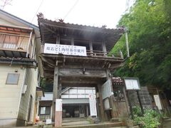 「肉付きの面」の伝説のお面がある願慶寺。実物を見せてくれました。ご住職の軽快なトークはかなり興味深いです。

　昔の嫁姑のお話。旦那亡き後蓮如上人をしたい吉崎通いをする嫁とそれを快く思わない姑。ある時嫁の吉崎通いを辞めさせようと外で鬼女のお面をかぶって嫁を脅しました。嫁は怖がって逃げたのですが、姑の鬼女のお面がその後取れません。家に帰り正体はばれたものの、姑のお面を外す優しい嫁。その後姑も同じように吉崎通いをして熱心な信者になりました、といった感じの話だったと思います。