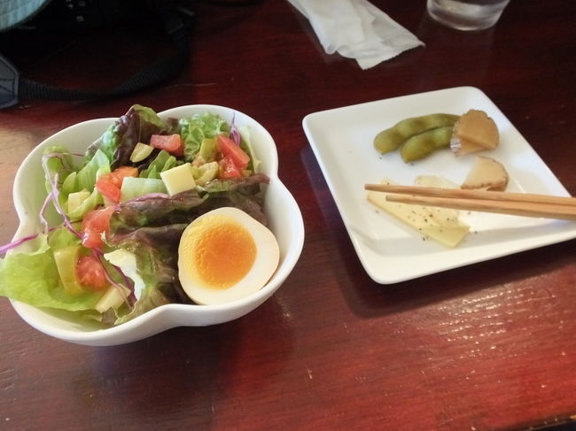 ランチを頂きます<br />たまごも燻製で頬張るとチップの香りが広がります<br />前菜は枝豆、燻しがっこ、チーズ