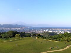 宿泊した日本平ホテルの部屋から。
カメラには疎いので設定をオートにしたまま撮っている為か、
テンション上がりまくりで脳に何か出てて脳内補完してたのか、
肉眼ではもう少しくっきり富士山が見えてた気がします。
