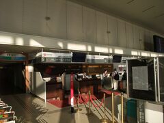 早朝6時過ぎの大阪・伊丹に到着！
JALグループは北ターミナルになります。
ファーストクラス専用カウンターもあります。
