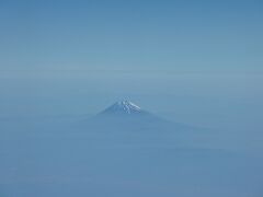 東京−大阪間を移動する際に飛行機や新幹線に乗ると必ず富士山を必ず見てしまいますね！
やっぱりきれいです！
これから温かくなるので雪が無くなってきますね！

富士山は修学旅行の際にバスで五合目まで行きましたが、10月ですでに雪があった記憶があります。
