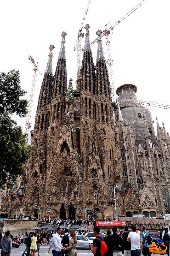 ５月２８日(土）、サン・パウ病院を見学してから、ガウディ通りを歩いてきて、午後４時ごろサグラダ・ファミリアに着いた。着いたのは生誕のファサードの前。聖堂の東側だ。
