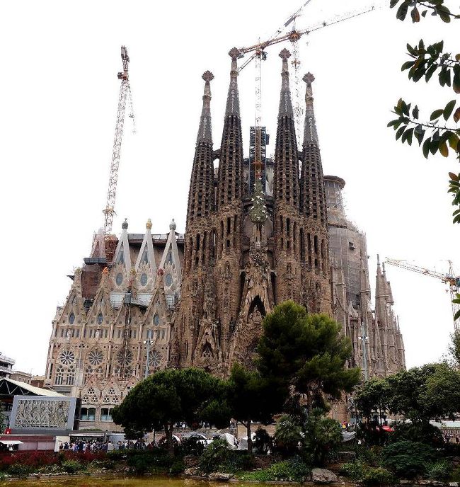 生誕のファサードの前には池があり、池の向こうまで行ってから、全景を撮影。向かって左側の部分もほぼ出来上がっているようだ。