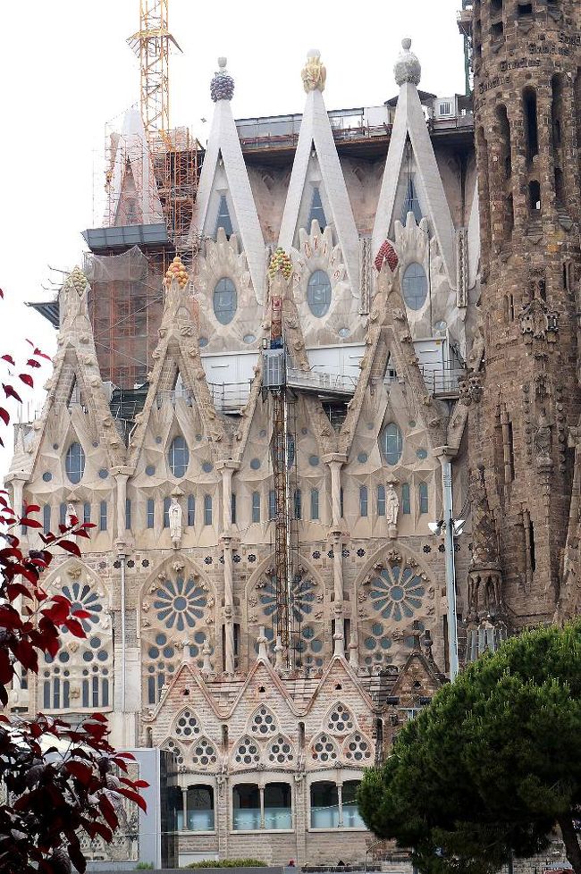 向かって左側の部分を拡大。ステンドグラスがいっぱい埋め込まれている。