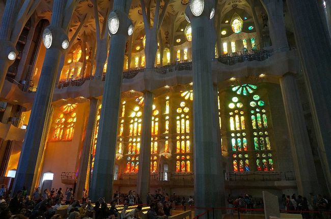 そして前方西側に目をやると、西日で窓側が赤身を帯びて輝いていた。聖堂の西側にある受難のファサードのステンドグラス群だ。