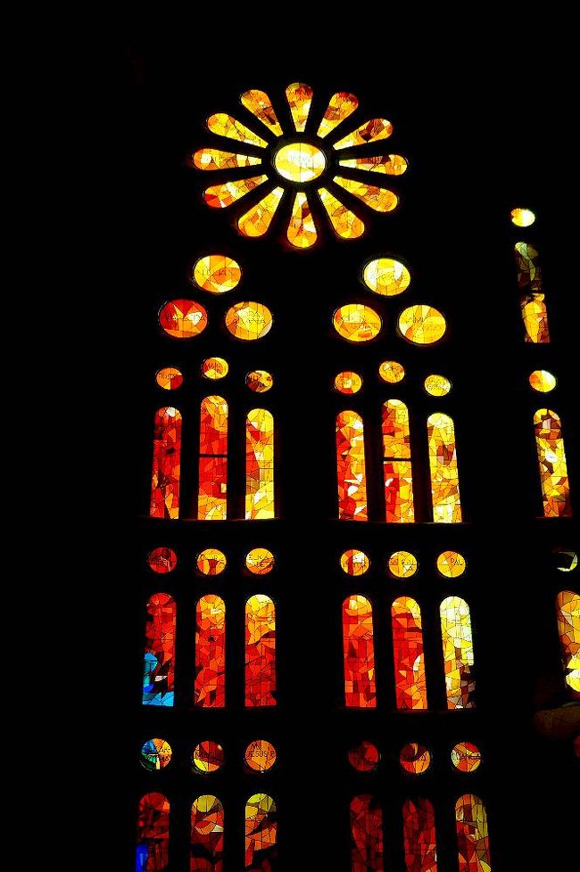 受難のファサード側左側のステンドグラスの一部。