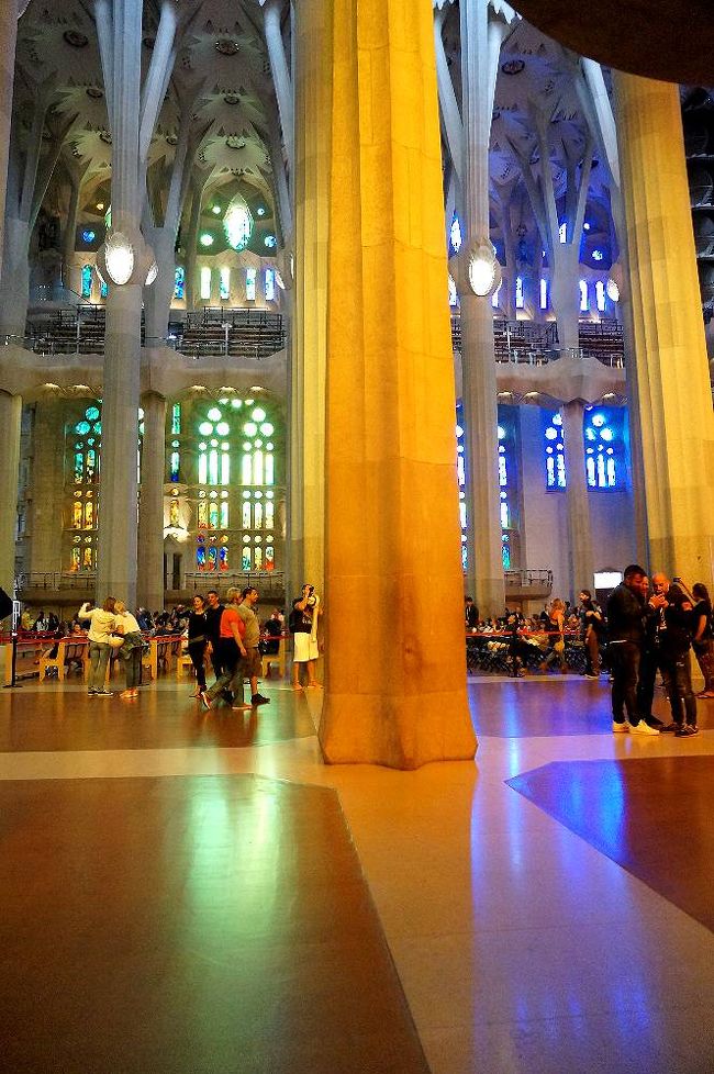 東側（生誕）のステンドグラスの方向を見る。青と緑色の光も床に映っているので、オレンジとともに３つの色の競演だ。