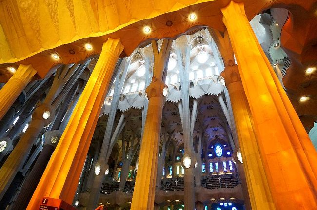 天井部分の花びらのような飾りの白とオレンジ色のコントラストが美しい。