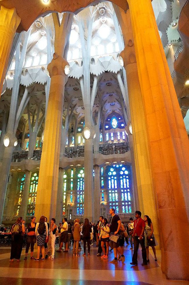 中央の柱もオレンジ色。