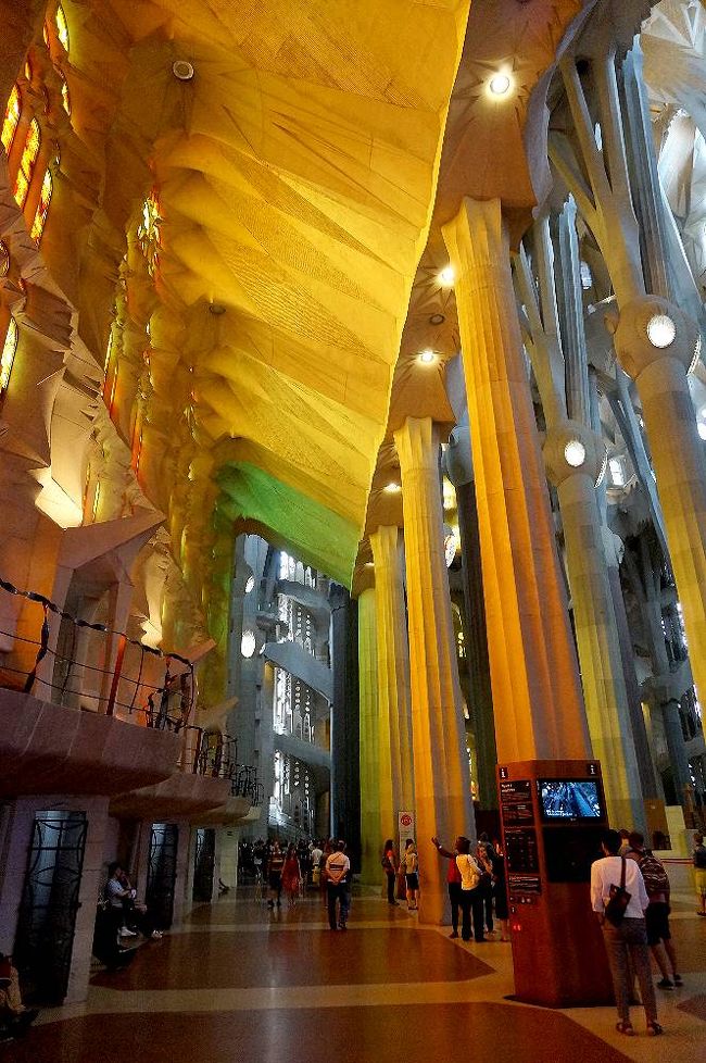 受難のファサードから北側を見る。奥になるにつれ黄色から緑色へと変化している。