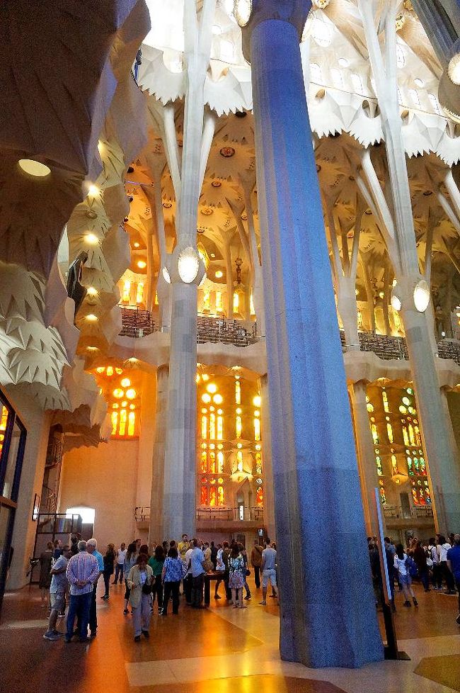 再び生誕のファサード側に戻り、西側を見る。