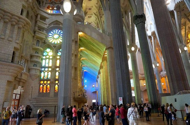 次に左側を見ると、窓からの光が色づいていた。生誕のファサードのステンドグラス群による光だ。