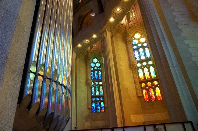 入口より右側（北側）の奥の後陣まで来た。傍らのパイプオルガンのパイプも、ステンドグラスの光を受けて、虹色に輝いていた。