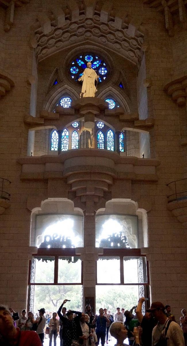 上の写真の下、生誕の門の部分。ツタの葉っぱが見える。最初はここから入場した。