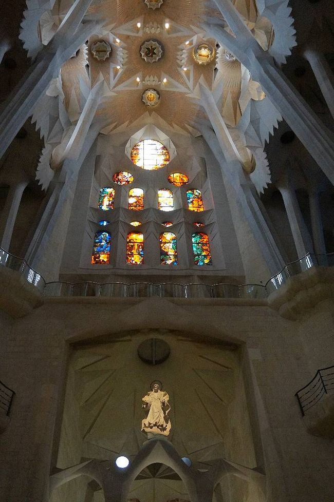 受難のファサード側の出口の上のステンドグラスと彫刻。