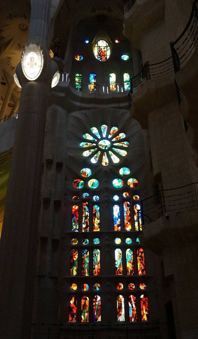 受難の門横のステンドグラス。