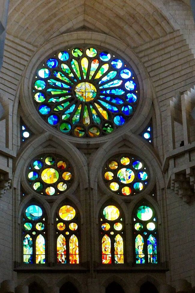 ステンドグラスの拡大。本当にきれいだ。