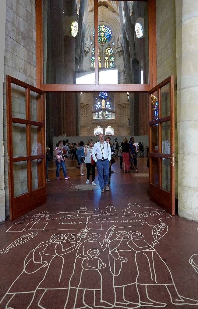 受難のファサード側の出口。床に何やら絵が描かれていた。