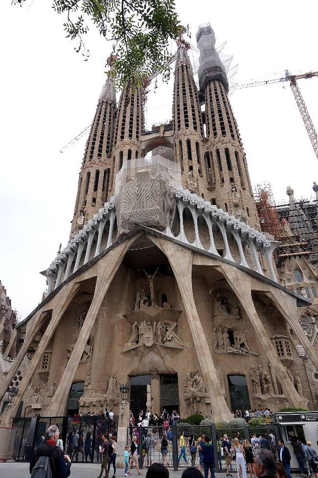 地下博物館を出た後、聖堂の周りを半周して、受難のファサードの前に出た。写真はその全体像。