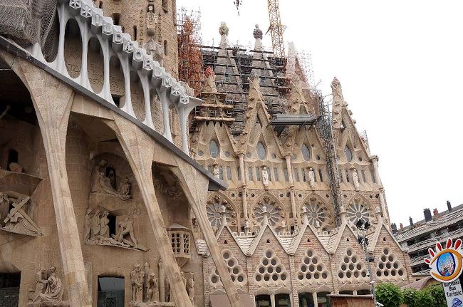 右側。さっきまで、夕陽が差し込んで赤くなったステンドグラス群が見える。