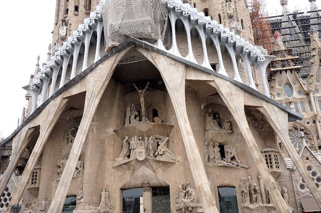 正面。抽象的なむだな部分をそぎ落としたような彫刻が並び、キリストが十字架にかけられるまでの、受難の時代を描いている。