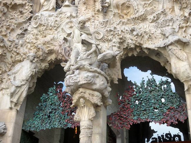 こちらは生誕のファサード信仰の門。ツタの葉も外尾さんの作品。この下をくぐり入場。ツタの下の扉の部分は開けられているので見られないのが残念だ。