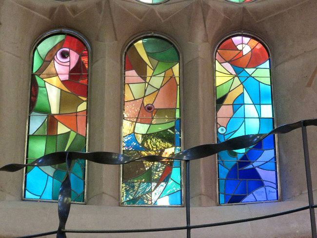 その中の一部を拡大。意外と現代風だ。中には魚の目玉のような小さな円があるものもある。キリスト教徒のシンボルマークの魚をイメージしてデザインされたのかと思ってしまう。（あくまでも私個人の意見だが。）