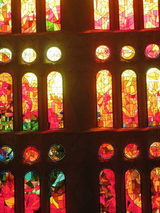 ステンドグラスの拡大。幾何学模様で粉砕タイルを並べたようなグラデーション模様だった。