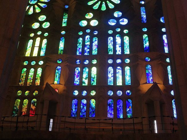 生誕のファサードの真ん中付近のステンドグラス。段々と青みがかってきた。
