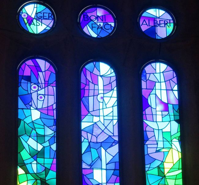 青が基調のステンドグラスの一部。
